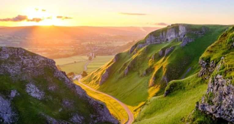 Peak District Panoramic Drive, England – Dramatic Moorland Meets Historic Charm